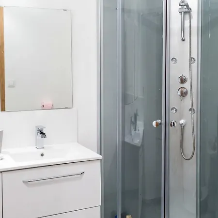 Maison Charmante à Avec Piscine Partagée *